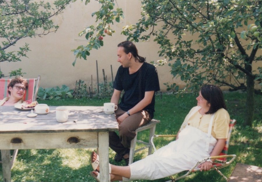 Chudenice, 1992. Malíř Pavel Šmíd, Petr Motýl, Ivana Motýlová