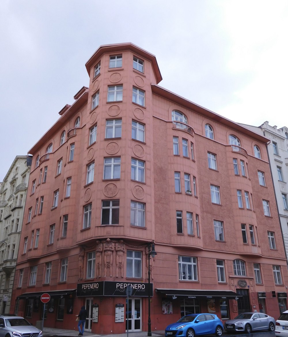 Roh ulic Elišky Krásnohorské a Bílkovy, dům rodiny Kafkovy